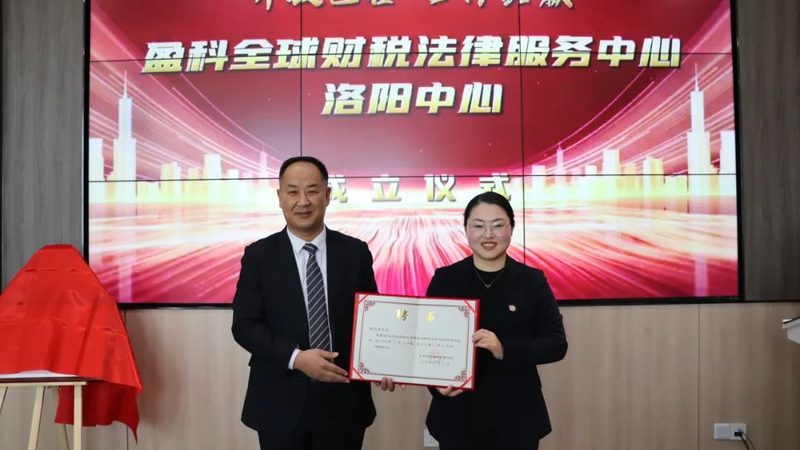 在选择律师时，要关注其资质和执业年限。可以通过以下途径了解律师资质：